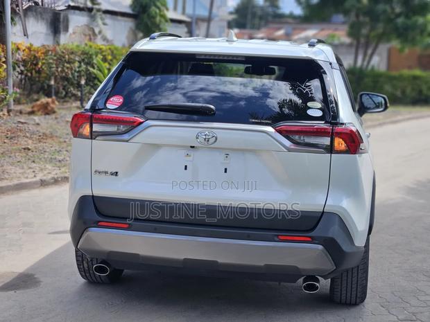 Toyota RAV4 2021 White