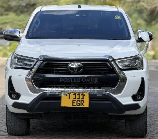 Toyota Hilux 2022 White