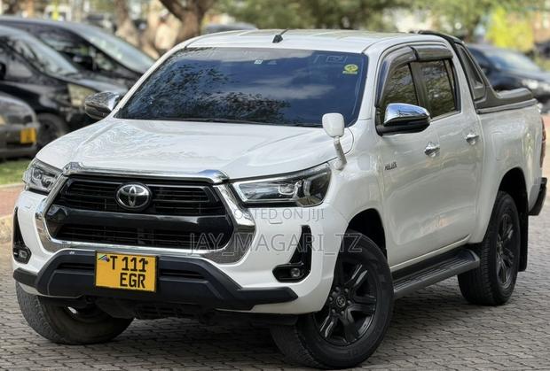 Toyota Hilux 2022 White