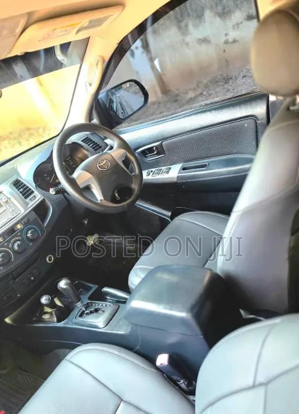 Toyota Hilux 2015 Gray