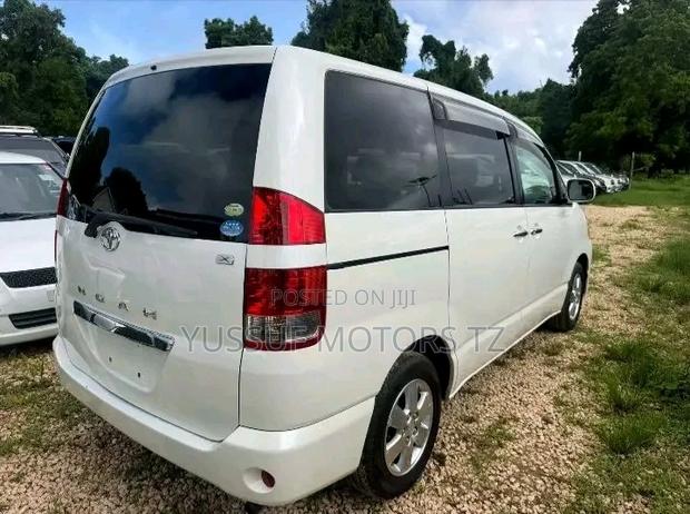 Toyota Noah 2006 White