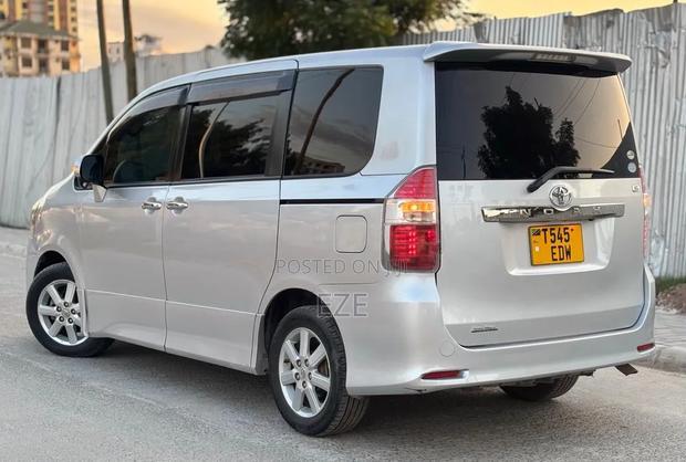 Toyota Noah 2008 Silver