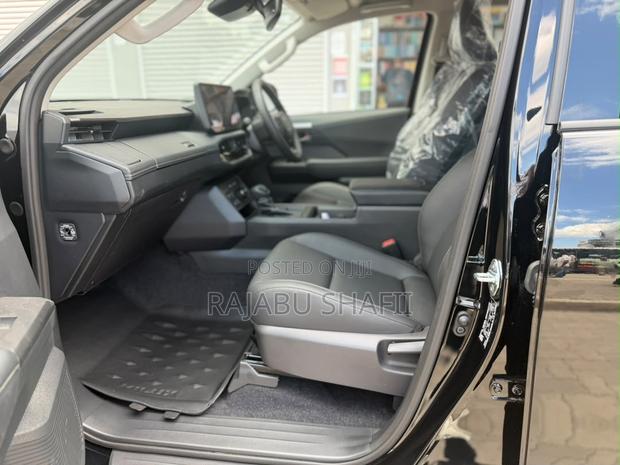Toyota Hilux 2025 Black