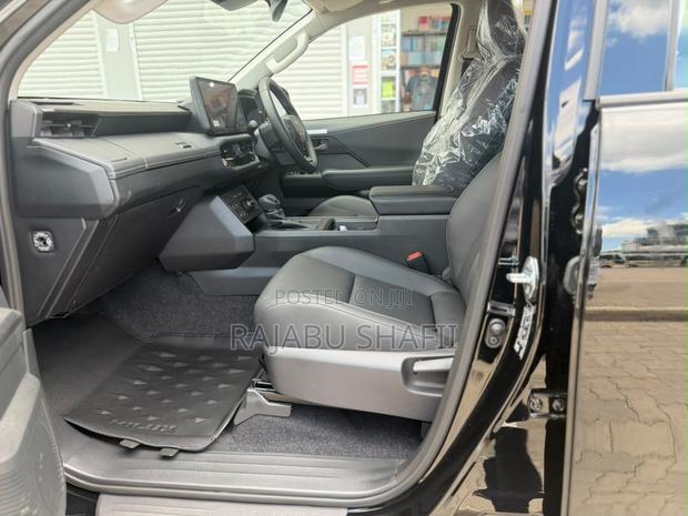 Toyota Hilux 2025 Black