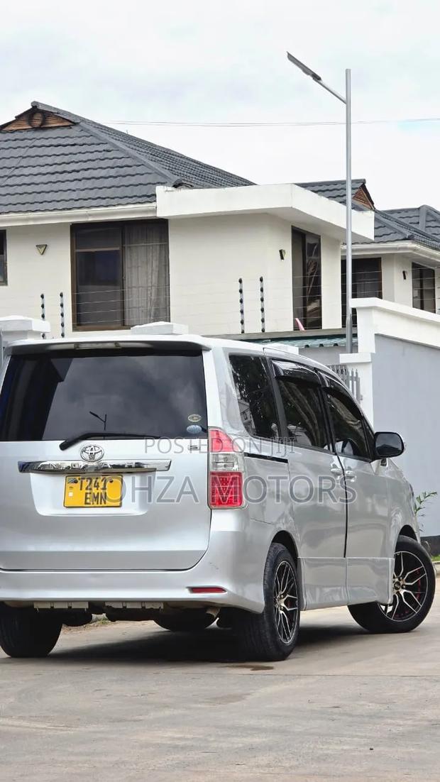 Toyota Noah 2013 Silver