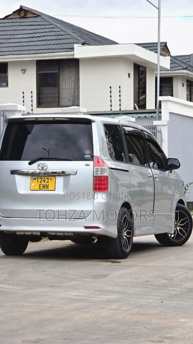 Toyota Noah 2013 Silver