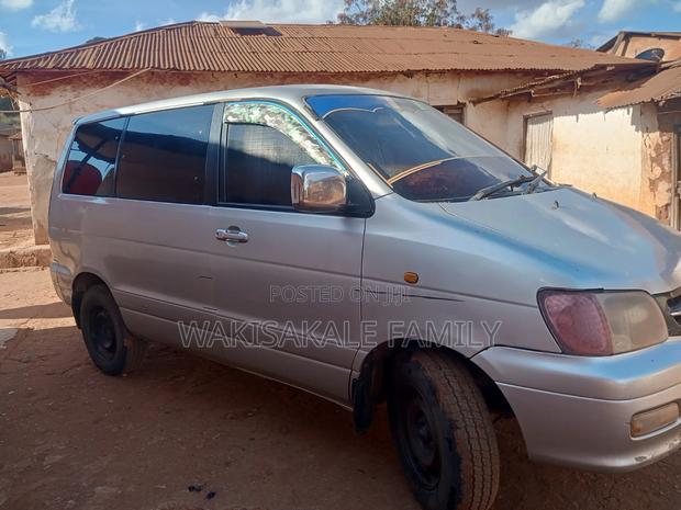 Toyota Noah 2001 Silver