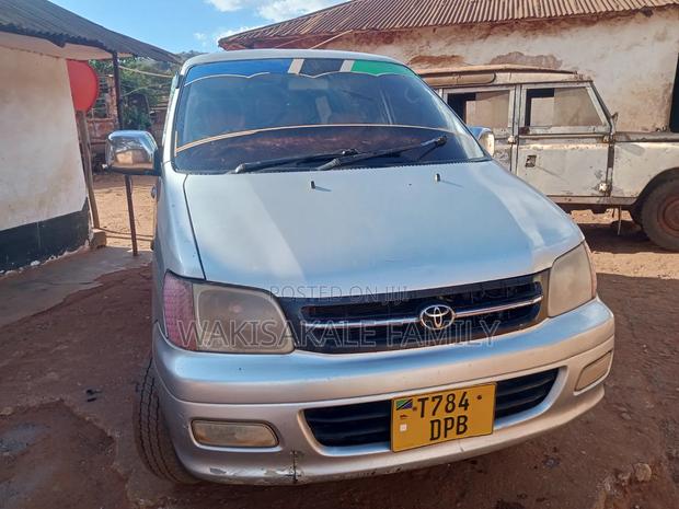 Toyota Noah 2001 Silver