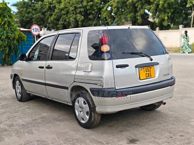 Toyota Raum 2000 Silver