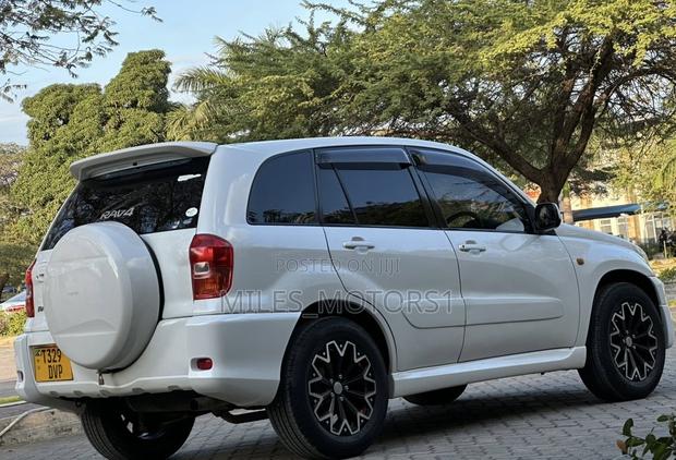 Toyota RAV4 2001 White