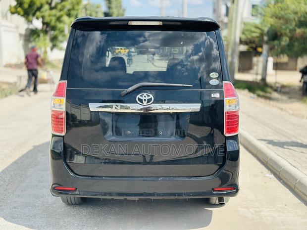 Toyota Noah 2.0 143hp FWD (8 Seater) 2010 Black