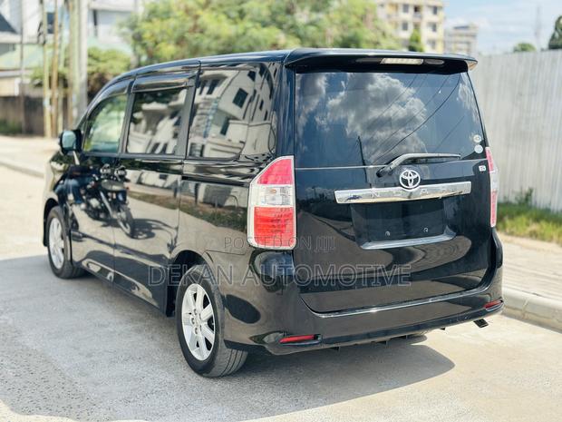 Toyota Noah 2.0 143hp FWD (8 Seater) 2010 Black