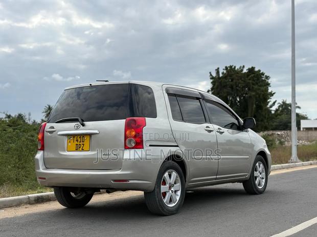 Toyota Raum 2008 Gold