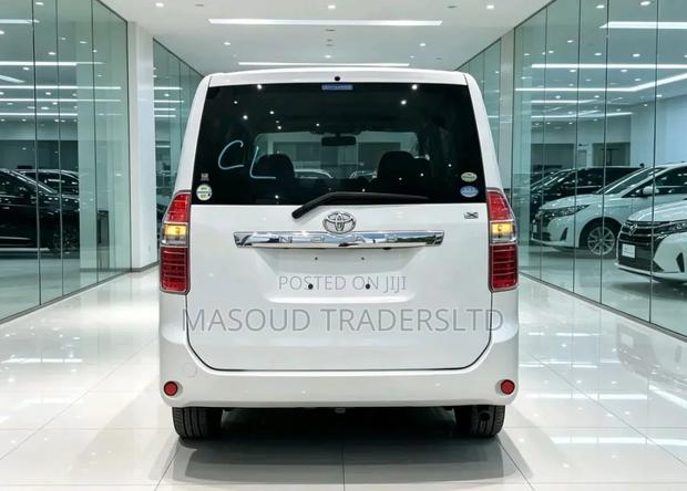 Toyota Noah 2010 Off white