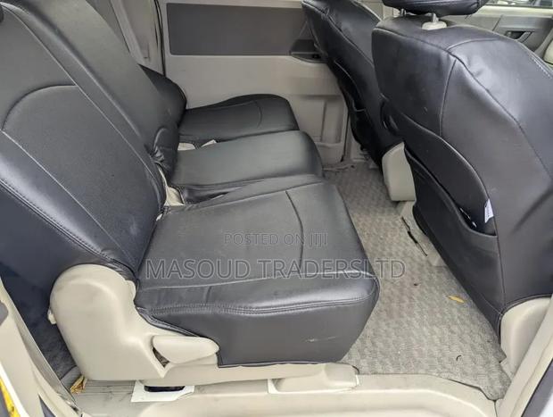 Toyota Noah 2010 Off white