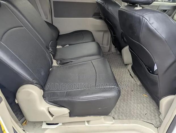 Toyota Noah 2010 Off white