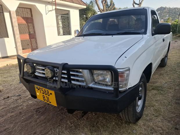 Toyota Hilux 2010 White
