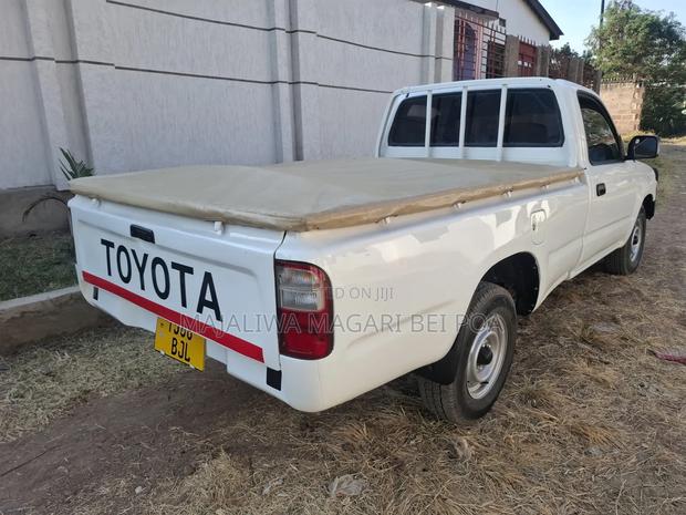 Toyota Hilux 2010 White
