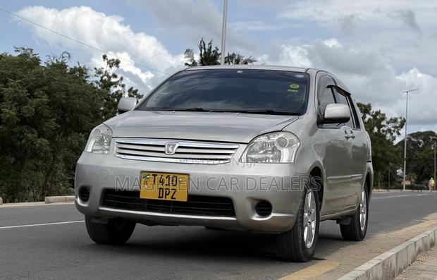 Toyota Raum 2006 Gold