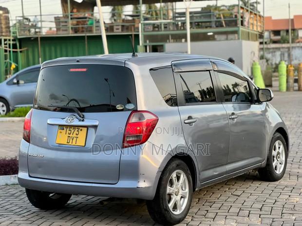 Toyota Ractis 2009 Gray