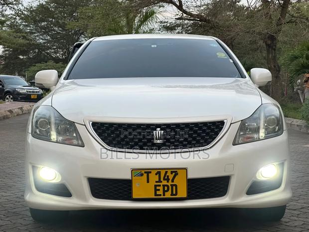 Toyota Crown 2010 White