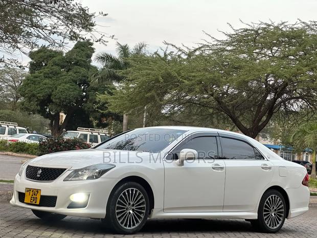 Toyota Crown 2010 White
