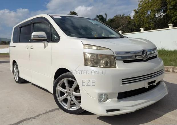 Toyota Voxy 2009 White
