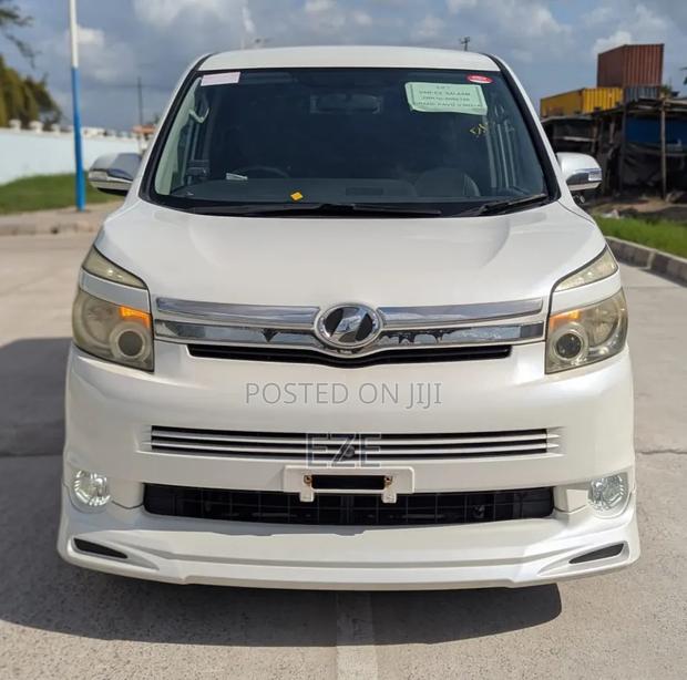 Toyota Voxy 2009 White