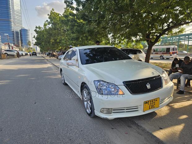 Toyota Crown 2006 White