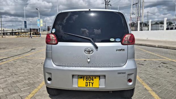 Toyota Porte 2006 Silver
