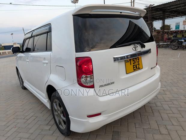 Toyota Corolla Rumion 2009 White