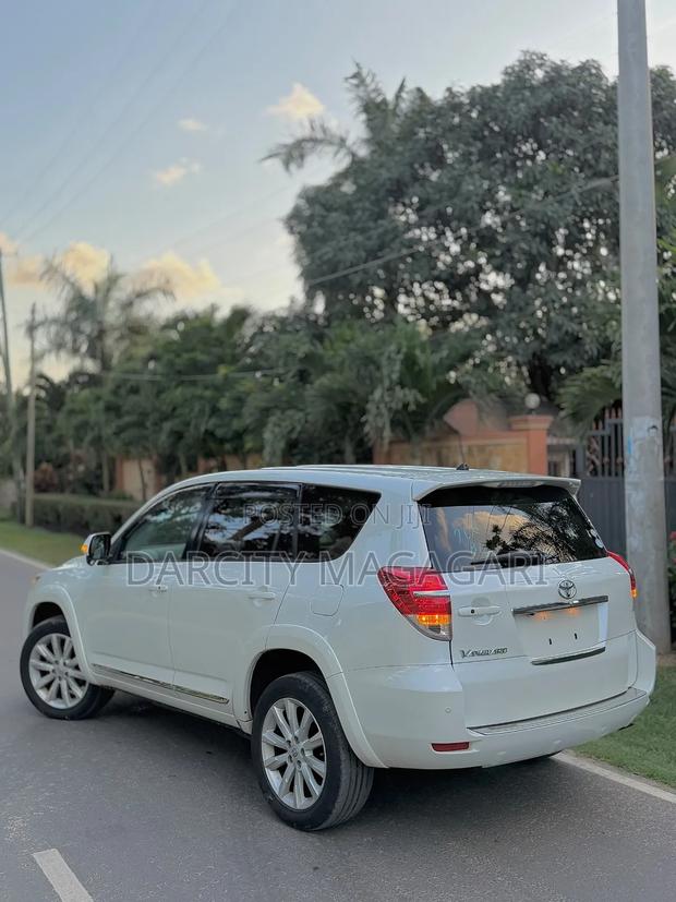 Toyota Vanguard 2010 White