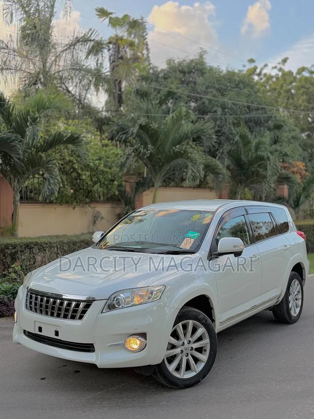 Toyota Vanguard 2010 White