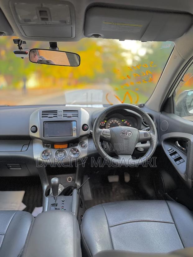 Toyota Vanguard 2010 White