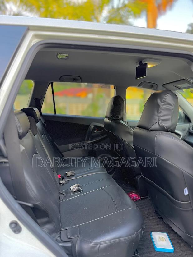 Toyota Vanguard 2010 White