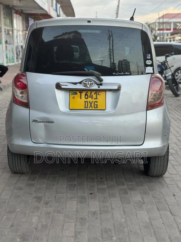 Toyota Ractis 2009 Silver