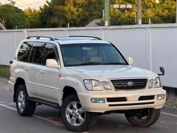 Toyota Land Cruiser 2001 White