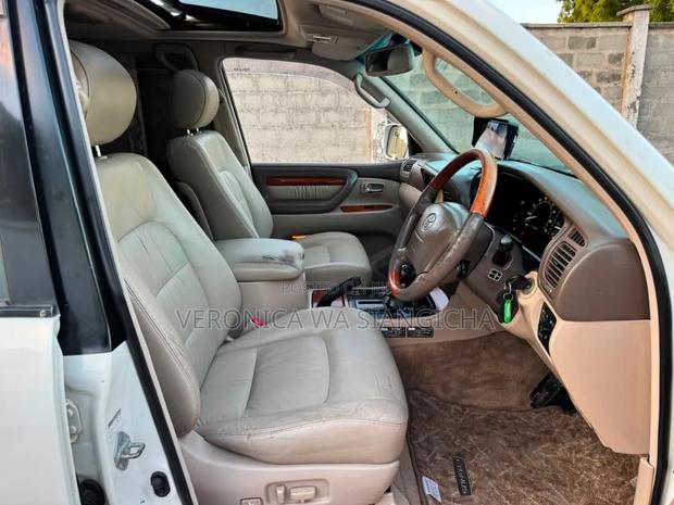 Toyota Land Cruiser 2001 White