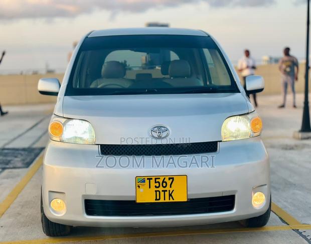 Toyota Porte 2005 Silver