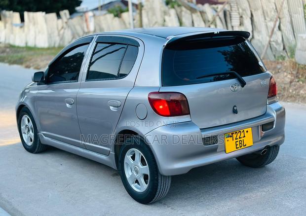 Toyota Vitz 2006 Gray