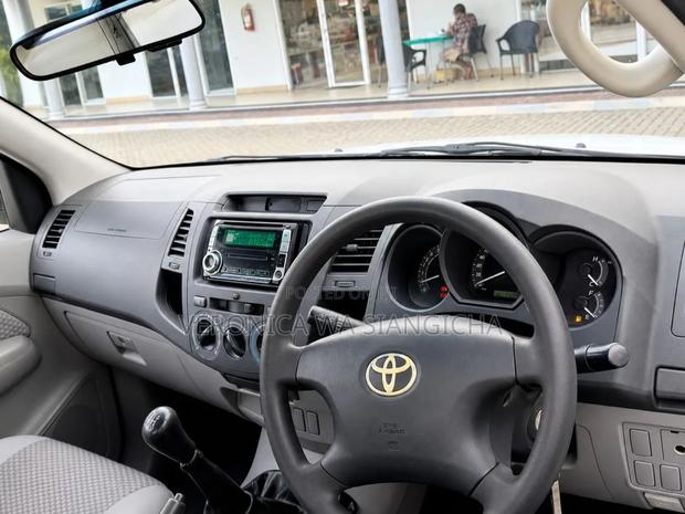 Toyota Hilux 2011 White