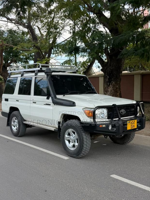 Toyota Land Cruiser 2018 White