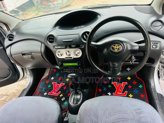 Toyota Vitz 2002 Silver