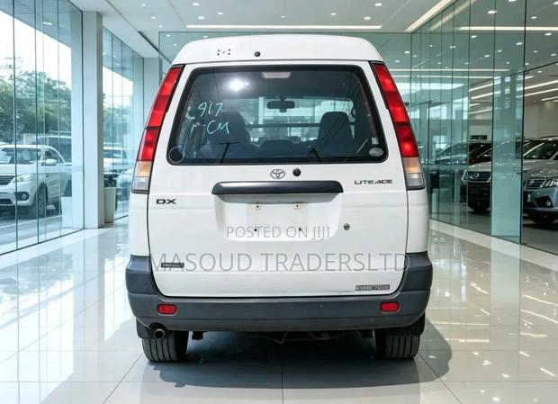 Toyota TownAce Noah 2001 Off white