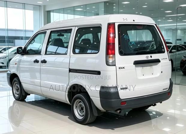 Toyota TownAce Noah 2001 Off white
