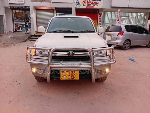 Toyota Hilux Surf 2000 White