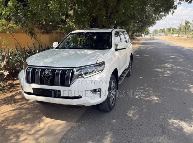 Toyota Land Cruiser Prado 2023 White