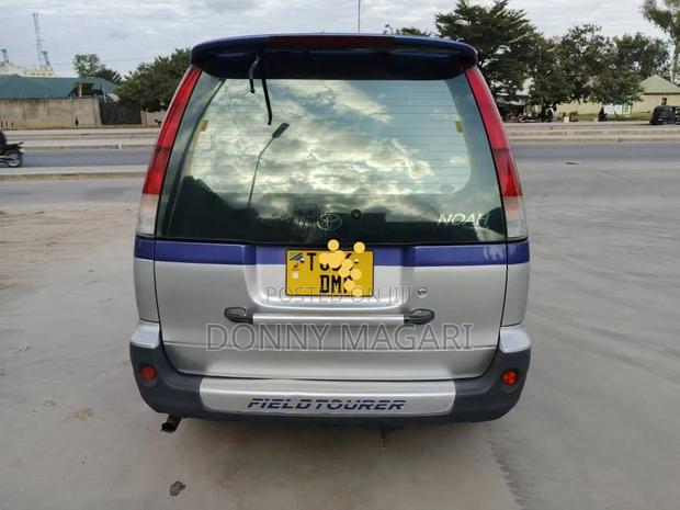 Toyota Noah 2001 Blue