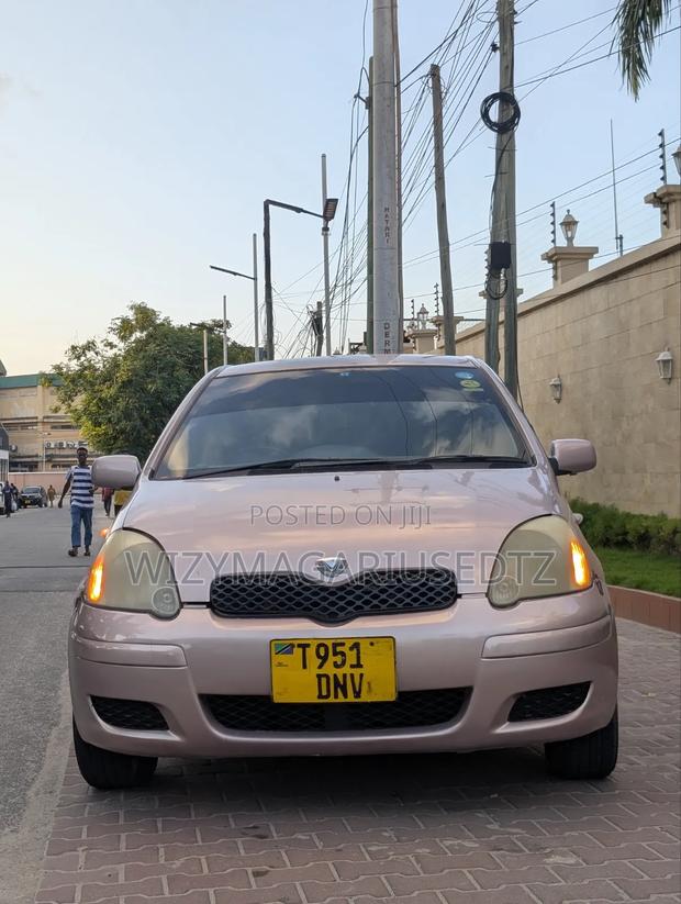 Toyota Vitz 2004 Silver