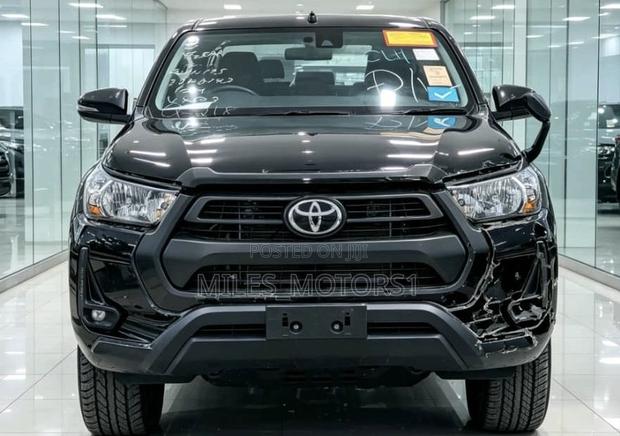 Toyota Hilux 2023 Black
